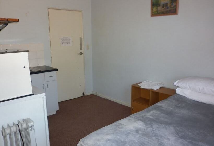 Young Budget Accommodation   Hostel