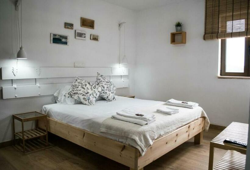 הוסטל Latas Surf Lodge