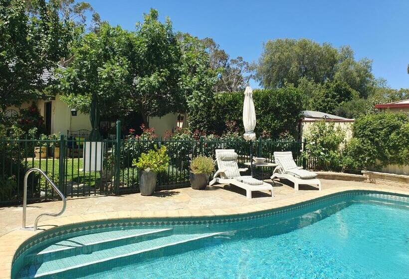 Courtsidecottage Bed And Breakfast