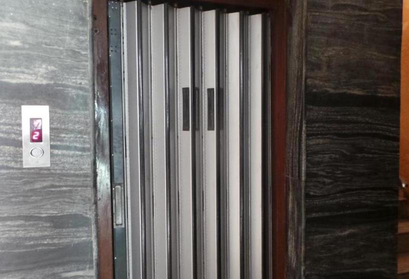 Отель Adarsha Palace