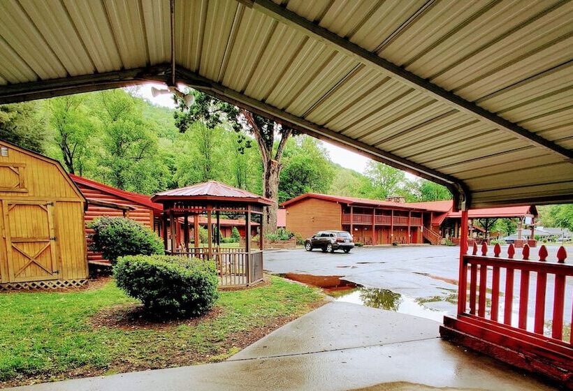 ホテル Smoky Falls Lodge