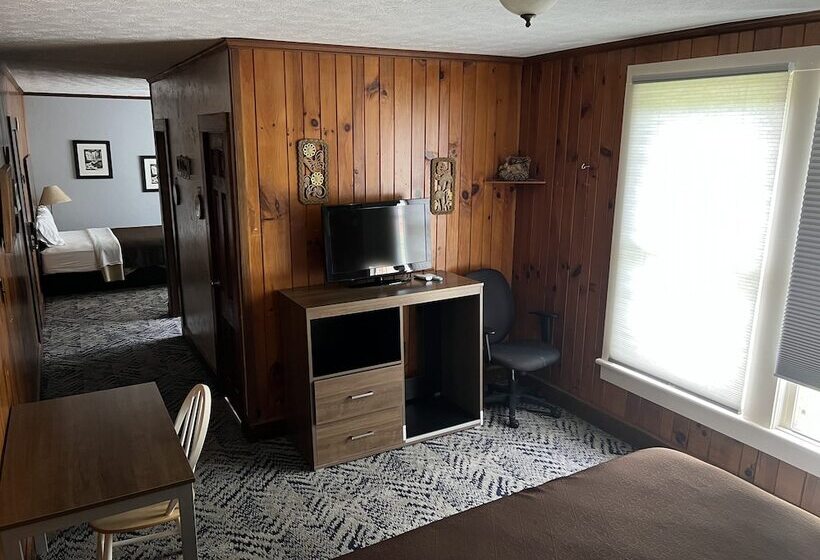 هتل Smoky Falls Lodge