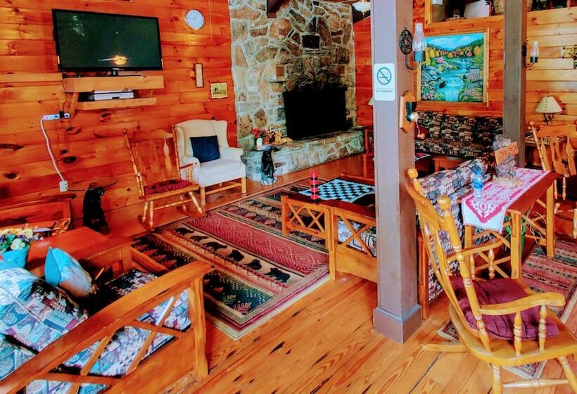 ホテル Smoky Falls Lodge