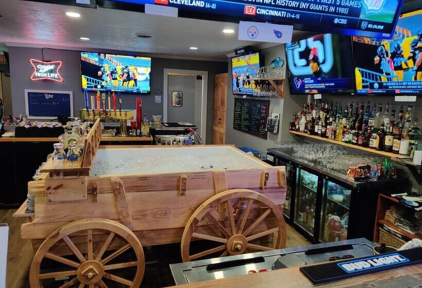 ホテル Smoky Falls Lodge