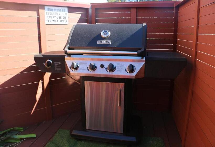 فندق على الطريق Westside Studio Apartments