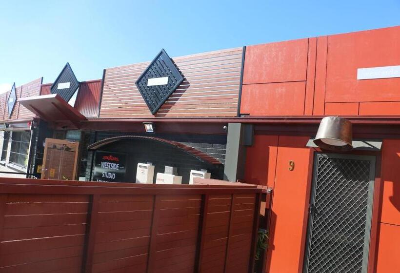 מוטל Westside Studio Apartments