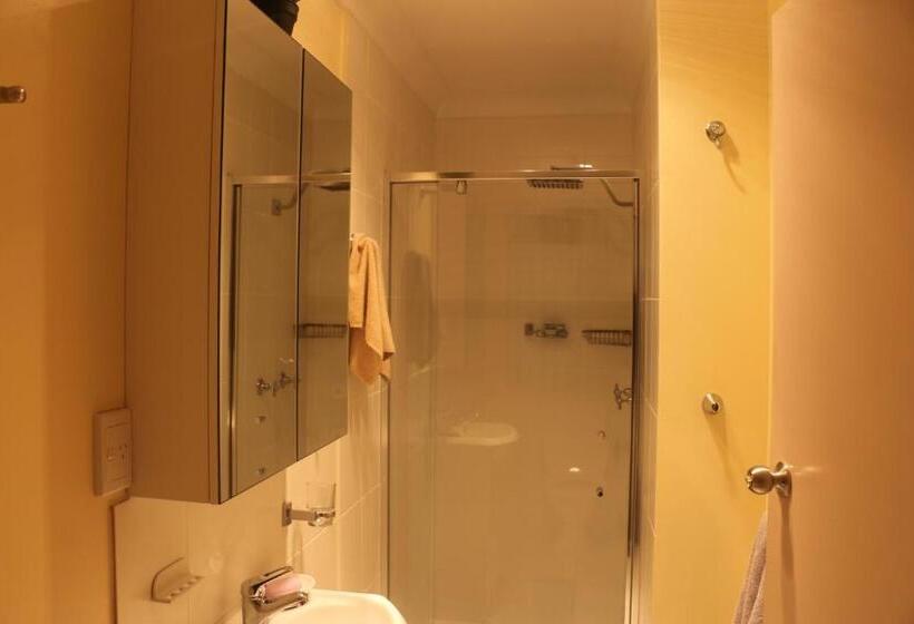 מוטל Westside Studio Apartments