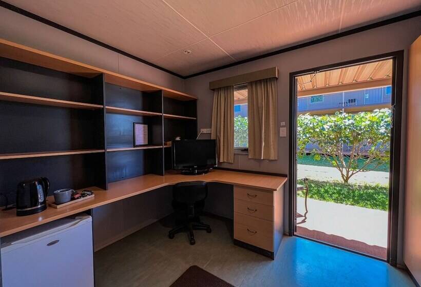 مُتل Oasis Newman