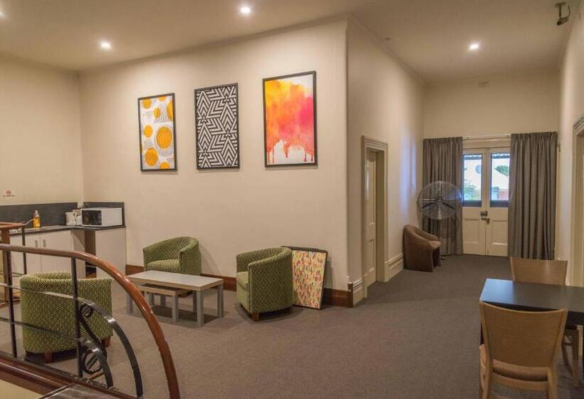 مُتل The Mile End