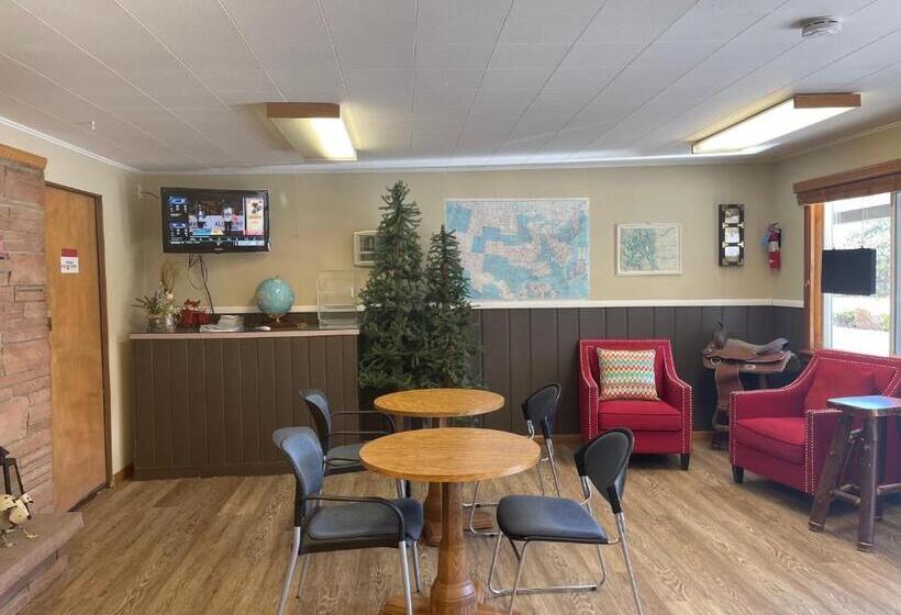 Saddle & Surrey Motel