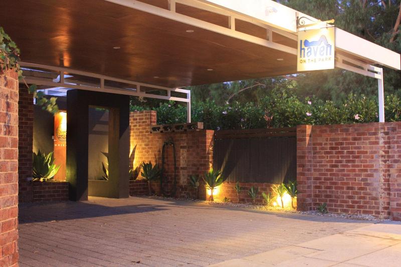 تختخواب و صبحانه Haven On The Park