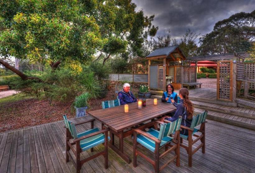 تختخواب و صبحانه Roosters Rest