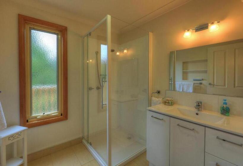 تختخواب و صبحانه Roosters Rest