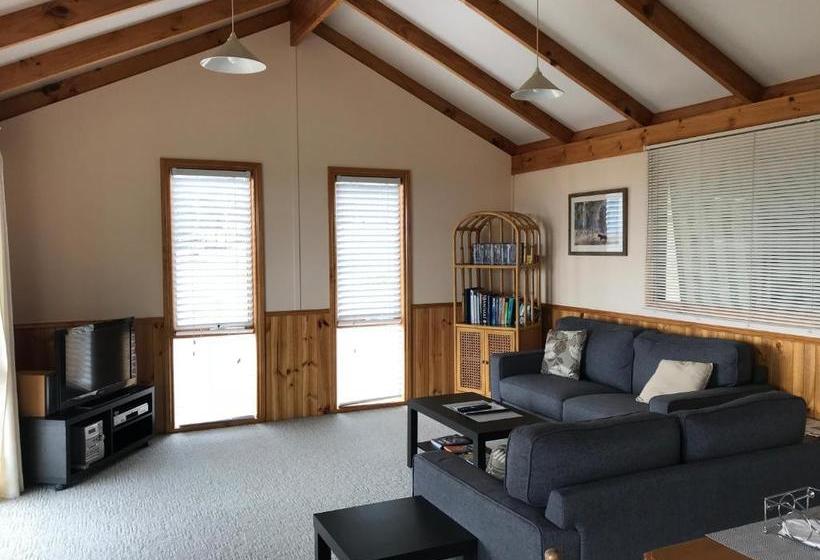 ホテル Warby Cottage