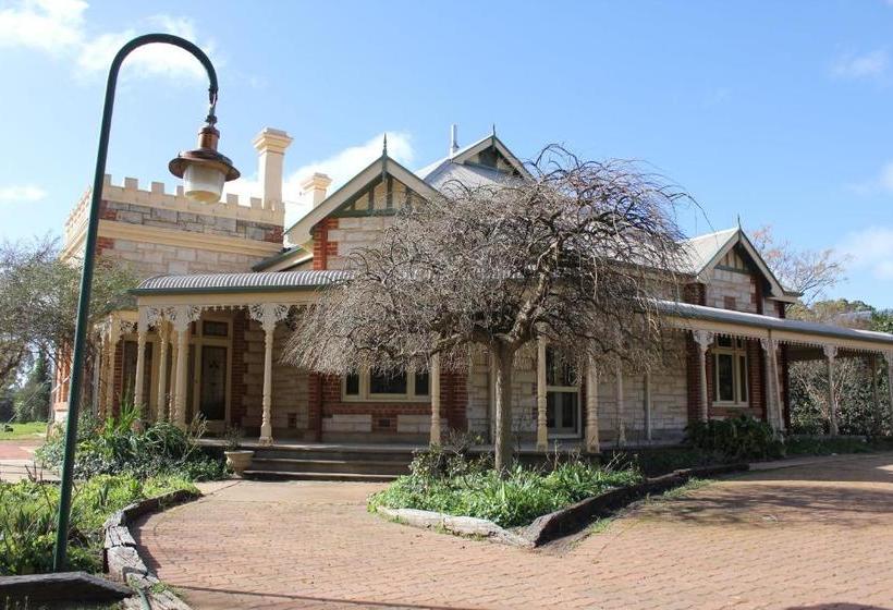 پانسیون Cockburn House