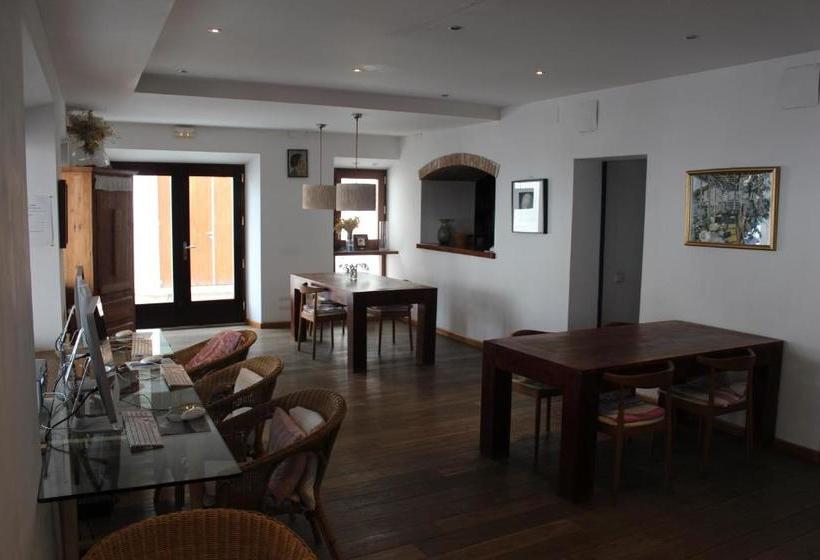 پانسیون Hostal Cristina