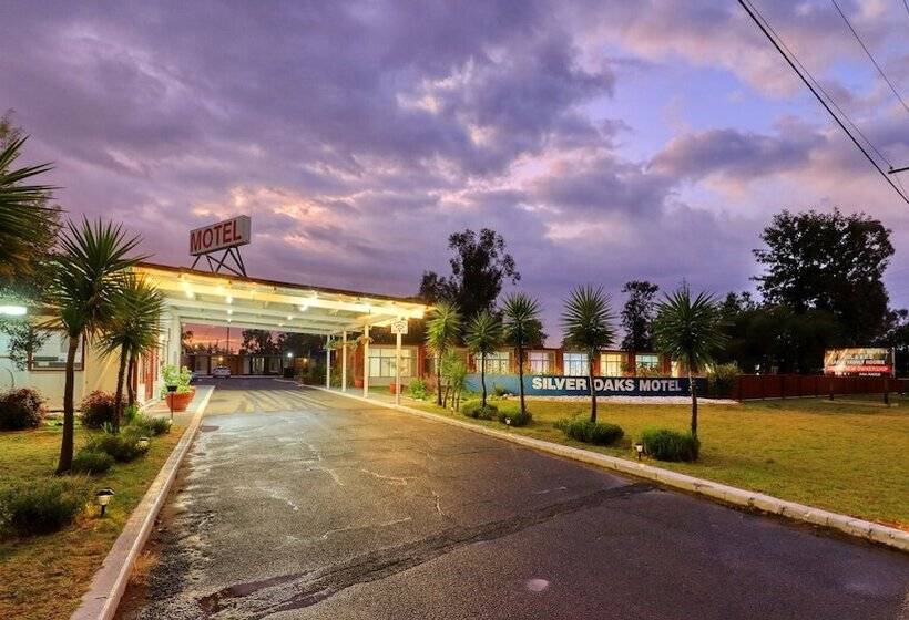 Silver Oaks Motel