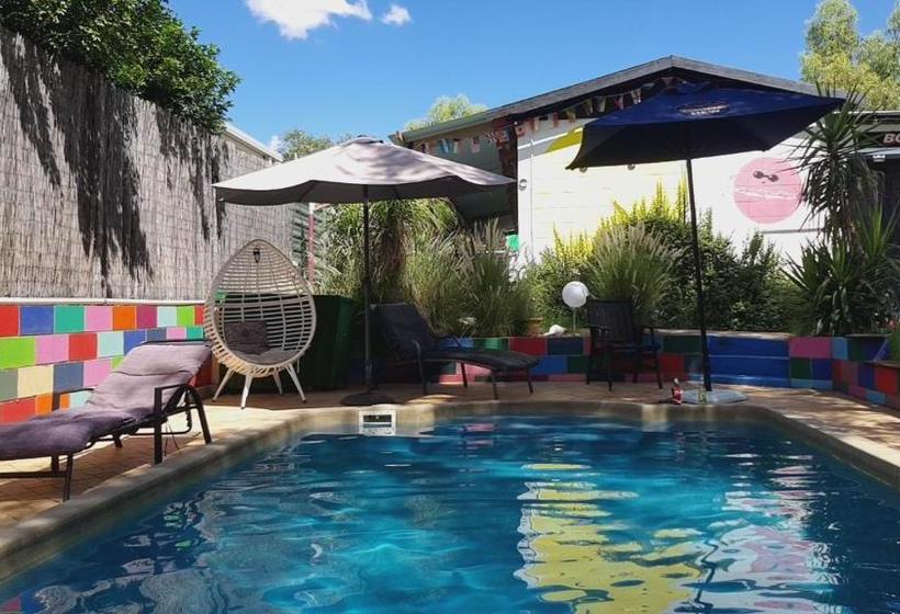 הוסטל Alice's Secret Travellers Inn