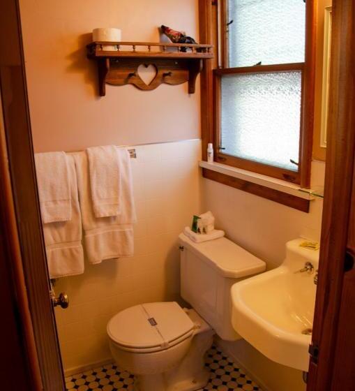 Общежитие Ludington Blue Spruce Inn