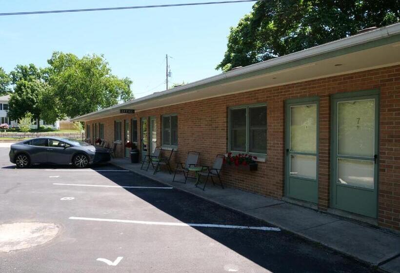 Общежитие Ludington Blue Spruce Inn