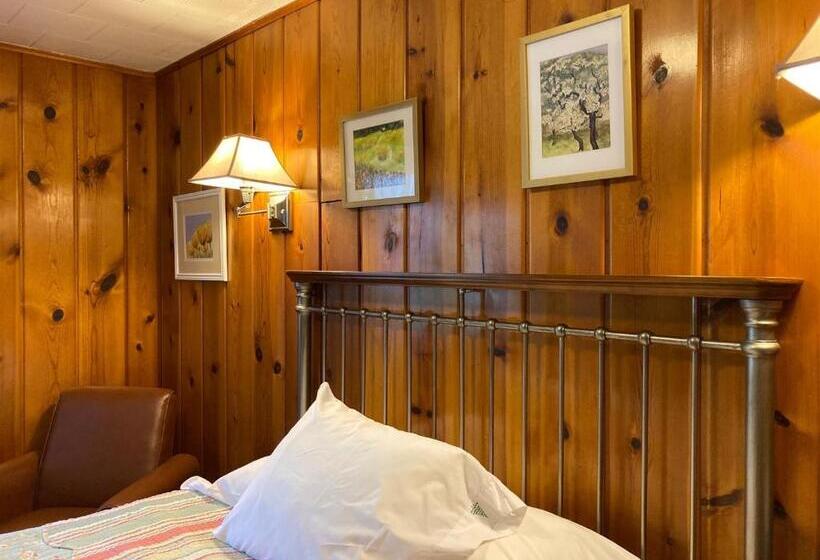 Общежитие Ludington Blue Spruce Inn