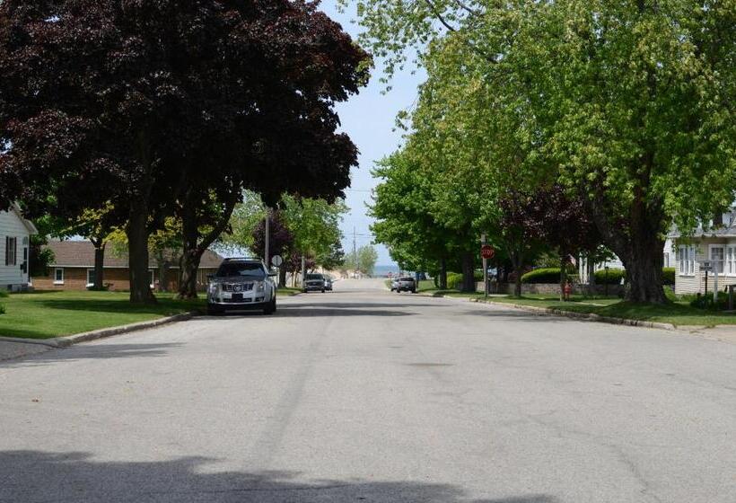 Общежитие Ludington Blue Spruce Inn