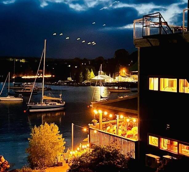 فندق صغير The Tuna Blue Inn And Restaurant