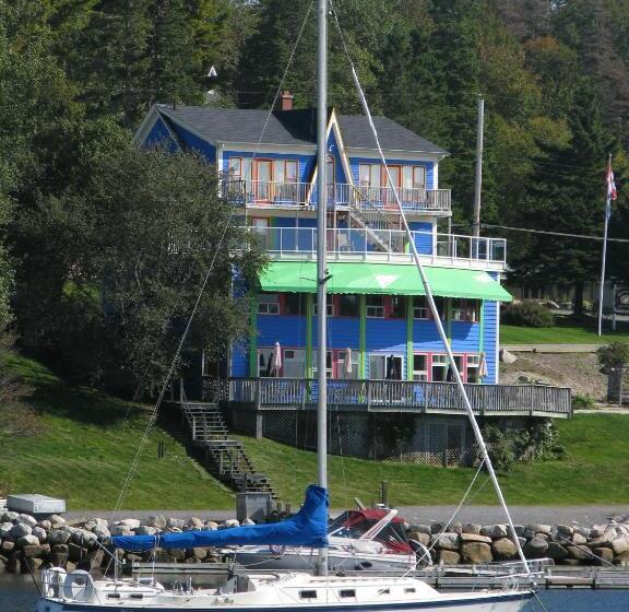 فندق صغير The Tuna Blue Inn And Restaurant