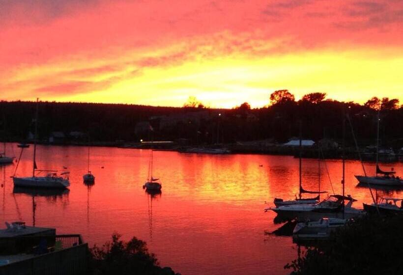 فندق صغير The Tuna Blue Inn And Restaurant