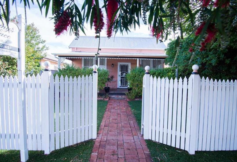 تختخواب و صبحانه Pammys Palace