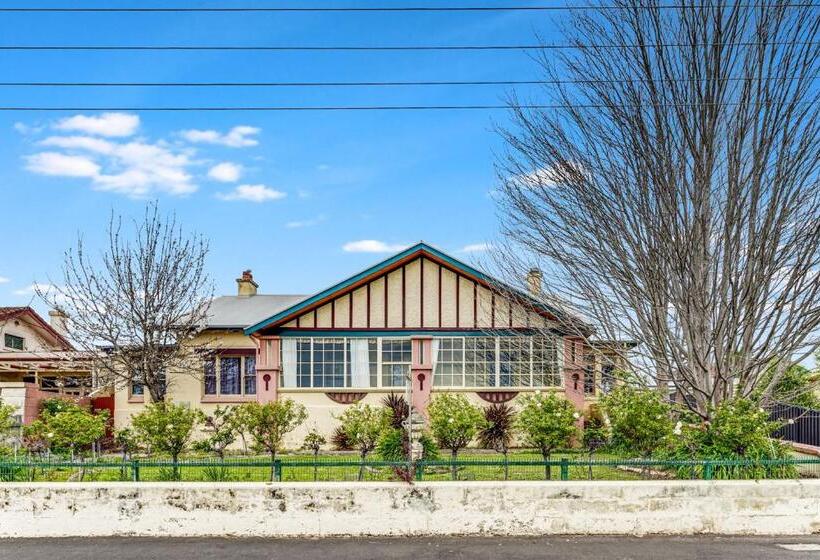 تختخواب و صبحانه Wyatt Guest House