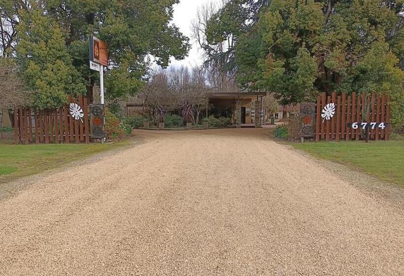 Buffalo Motel And Country Retreat