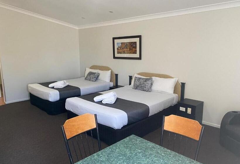 مُتل Emerald Explorers Inn