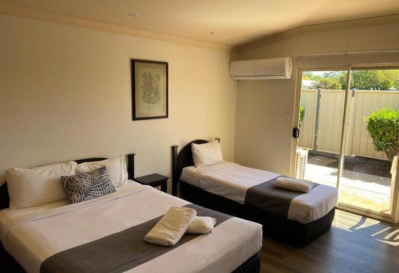 مُتل Emerald Explorers Inn