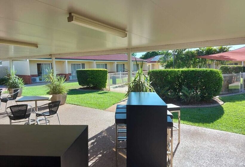 مُتل Emerald Explorers Inn