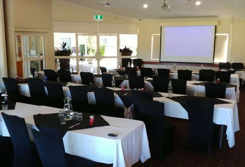 مُتل Emerald Explorers Inn