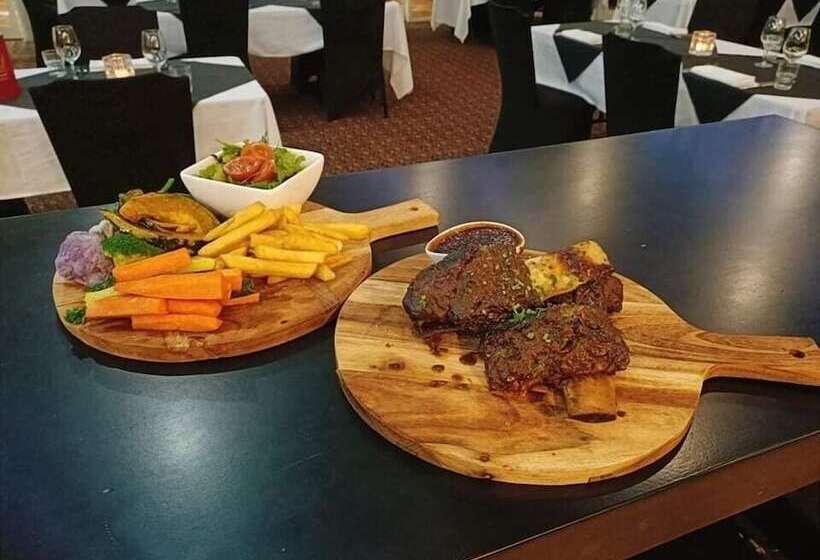 مُتل Emerald Explorers Inn