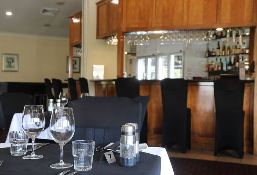 مُتل Emerald Explorers Inn