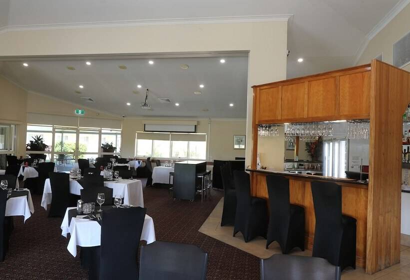 مُتل Emerald Explorers Inn