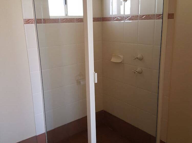 مُتل Emerald Explorers Inn