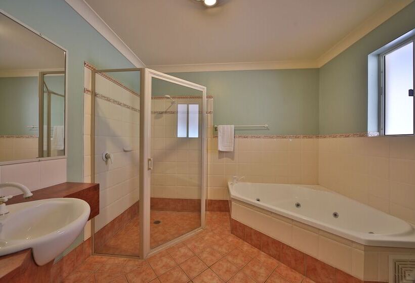 فندق على الطريق Emerald Explorers Inn