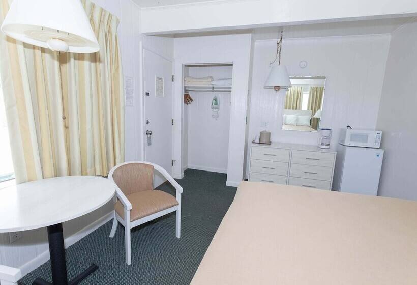 Fish Tales Boardwalk Inn & Ocean Mecca Motel