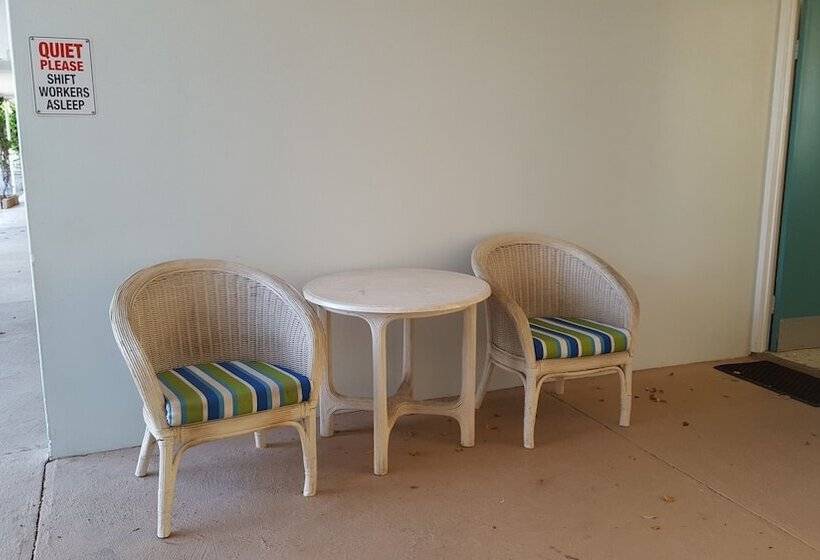 فندق على الطريق Fourth Avenue Motor Inn