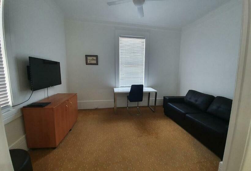 فندق على الطريق Grand