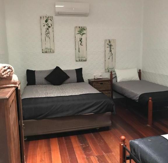 بنسيون Dongara Breeze Inn