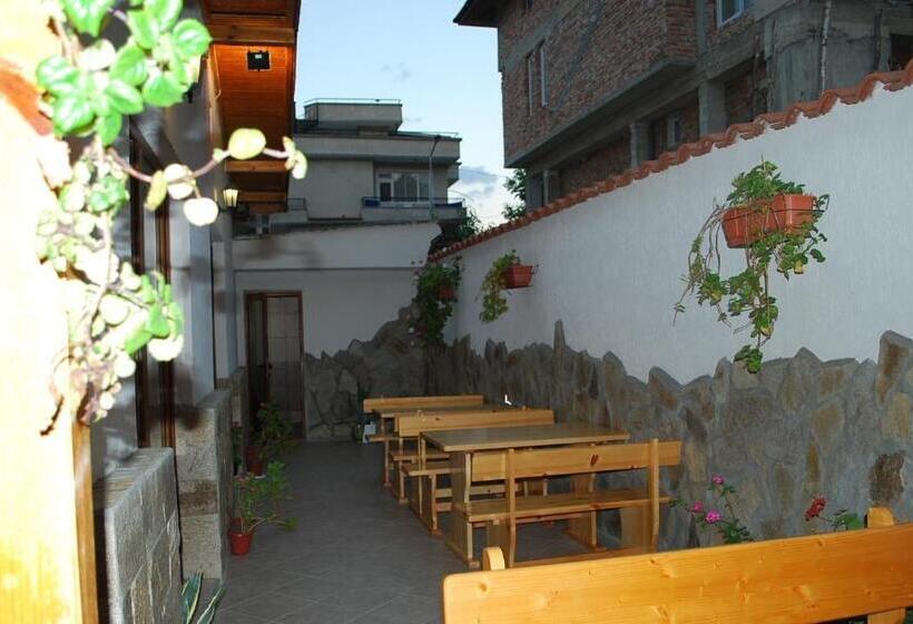 פנסיון Guest House Lazur