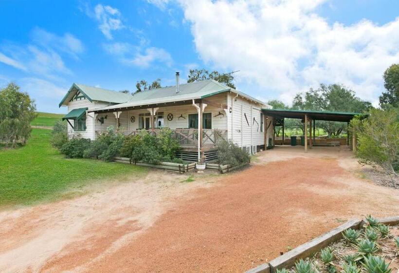 بنسيون Hillside Country Retreat