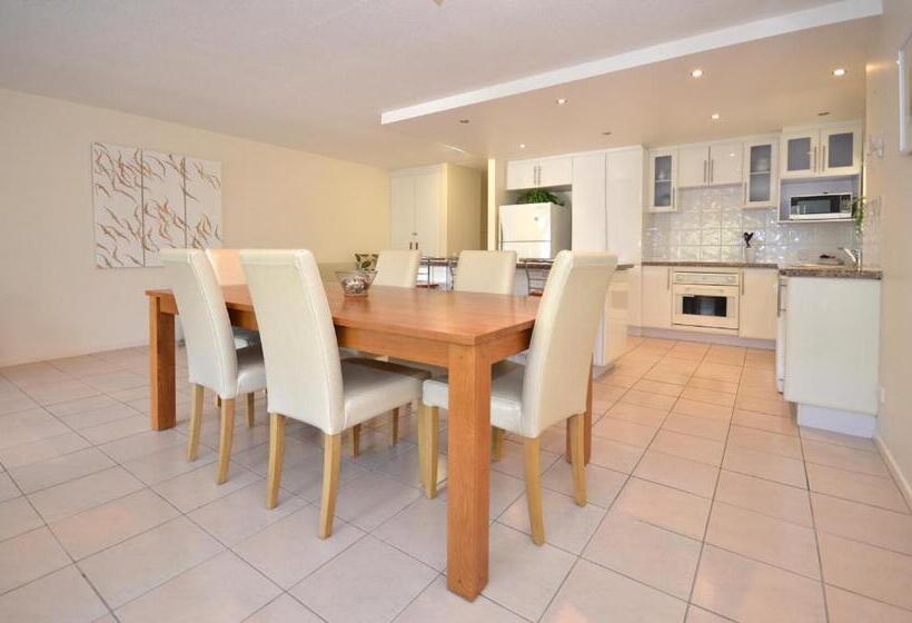 Raintrees Moffat Beach