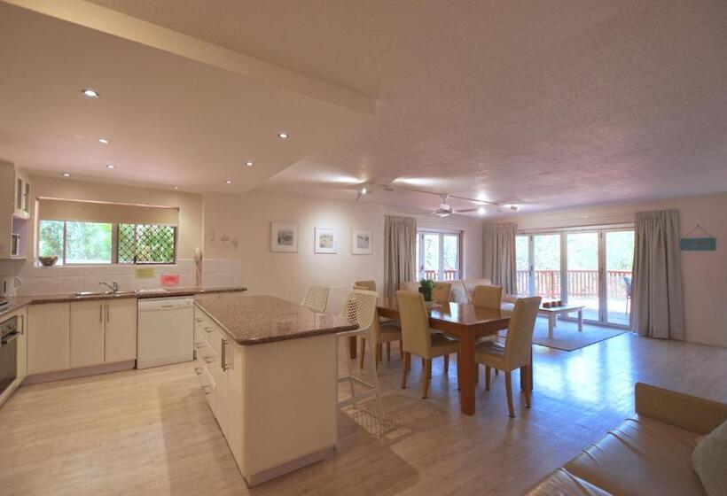 Raintrees Moffat Beach