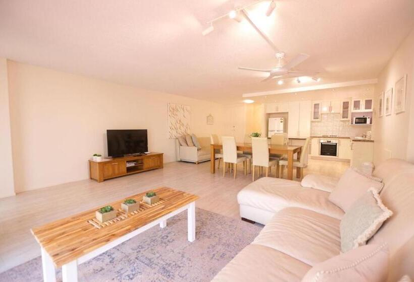 Raintrees Moffat Beach